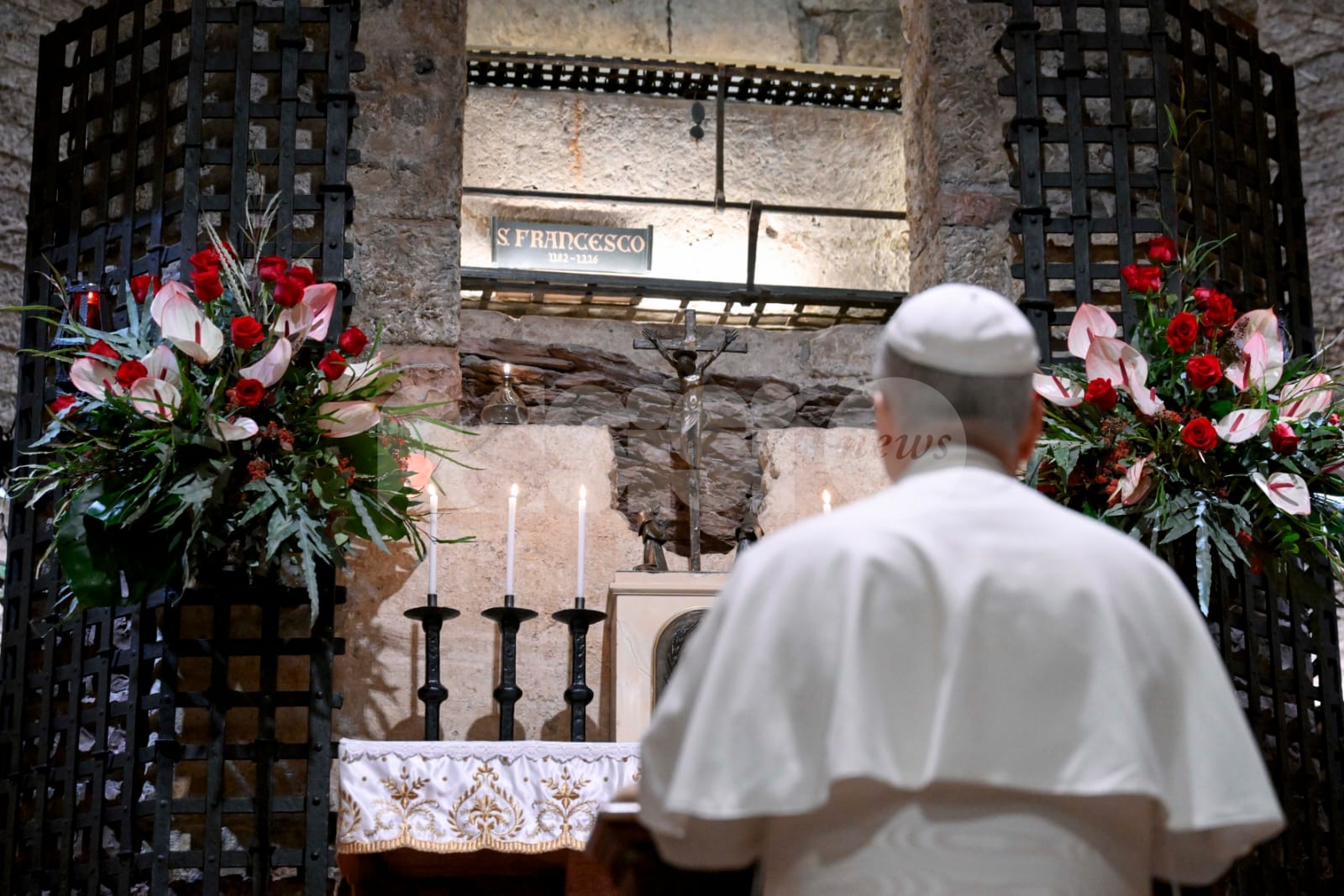 Papa Leone XIV ad Assisi: preghiera sulla tomba di San Francesco prima dell'incontro con la Cei (foto e video)
