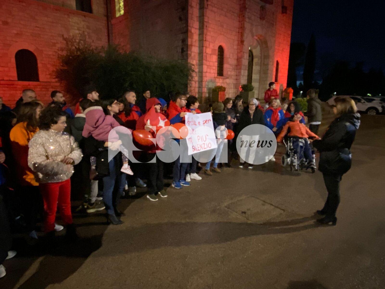 Il Serafico illuminato di rosso per Eliza Feru: Assisi ricorda l’operatrice uccisa dal marito lo scorso gennaio