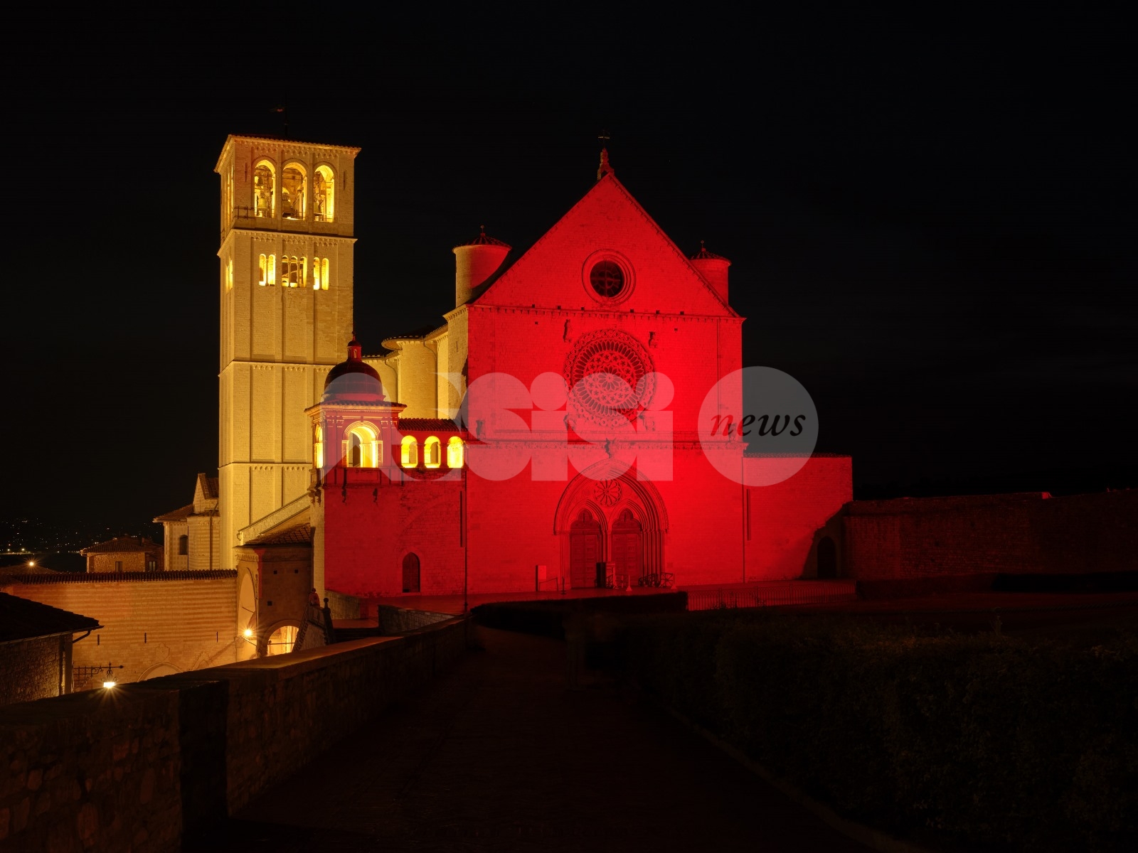 GivingTuesday 2025, anche la Basilica di San Francesco si colora di rosso