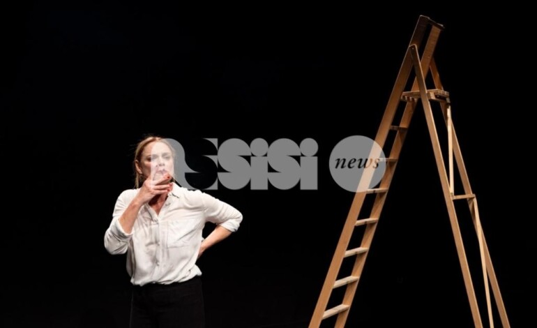 Gli Instabili aprono la stagione 2025-2026 con “Stabat Mater”: protagonista Fabrizia Sacchi, regia di Luca Guadagnino