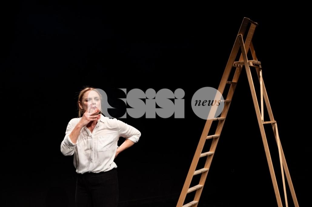 Gli Instabili aprono la stagione 2025-2026 con “Stabat Mater”: protagonista Fabrizia Sacchi, regia di Luca Guadagnino