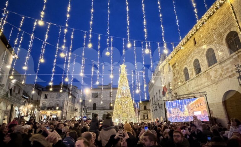 Partito da Betlemme il Natale ad Assisi 2025, tra mercatini, albero e videomapping (foto)