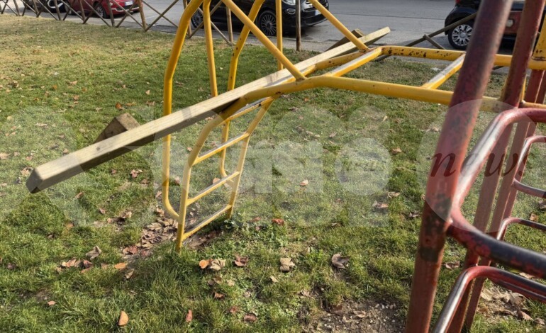 Deturpati nella notte i giardini pubblici di via Raffaello a Santa Maria degli Angeli (foto)