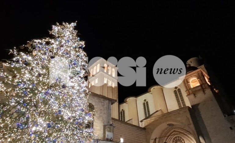 Natale ad Assisi 2025: accesi albero e presepe a San Francesco (foto+video)