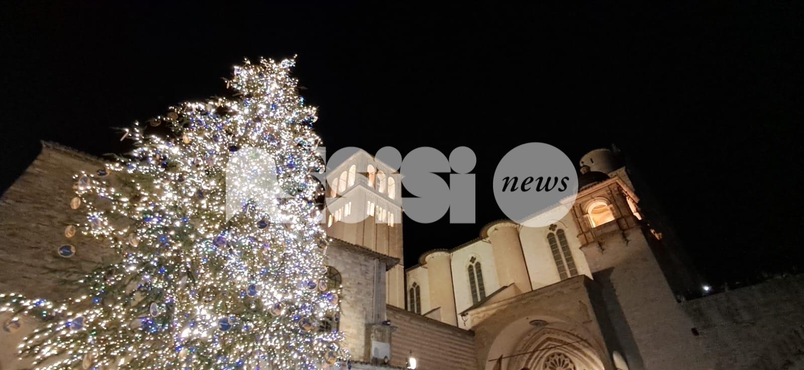 Natale ad Assisi 2025: accesi albero e presepe a San Francesco (foto+video)