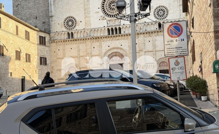 Assisi, la protesta di alcuni residenti: “Città invasa dai turisti, pochi i controlli su traffico e parcheggi” (foto)