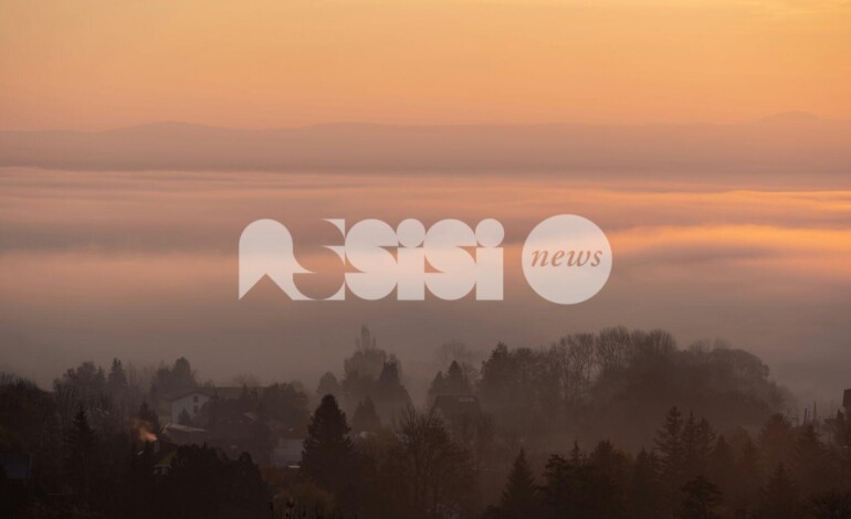 Meteo Assisi 19-21 dicembre 2025, sempre nebbia ma meno diffusa e spazi di sole