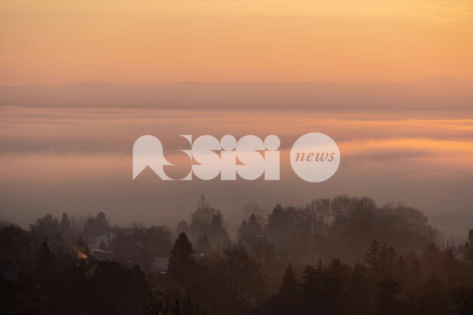 Meteo Assisi 19-21 dicembre 2025, sempre nebbia ma meno diffusa e spazi di sole