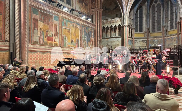 Grande successo per il gran concerto di Natale dei vigili del fuoco (foto e video)