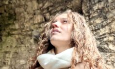 Nuvole blu è il nuovo singolo di Elisa Benvenuto, dedicato ai bambini vittime invisibili delle guerre