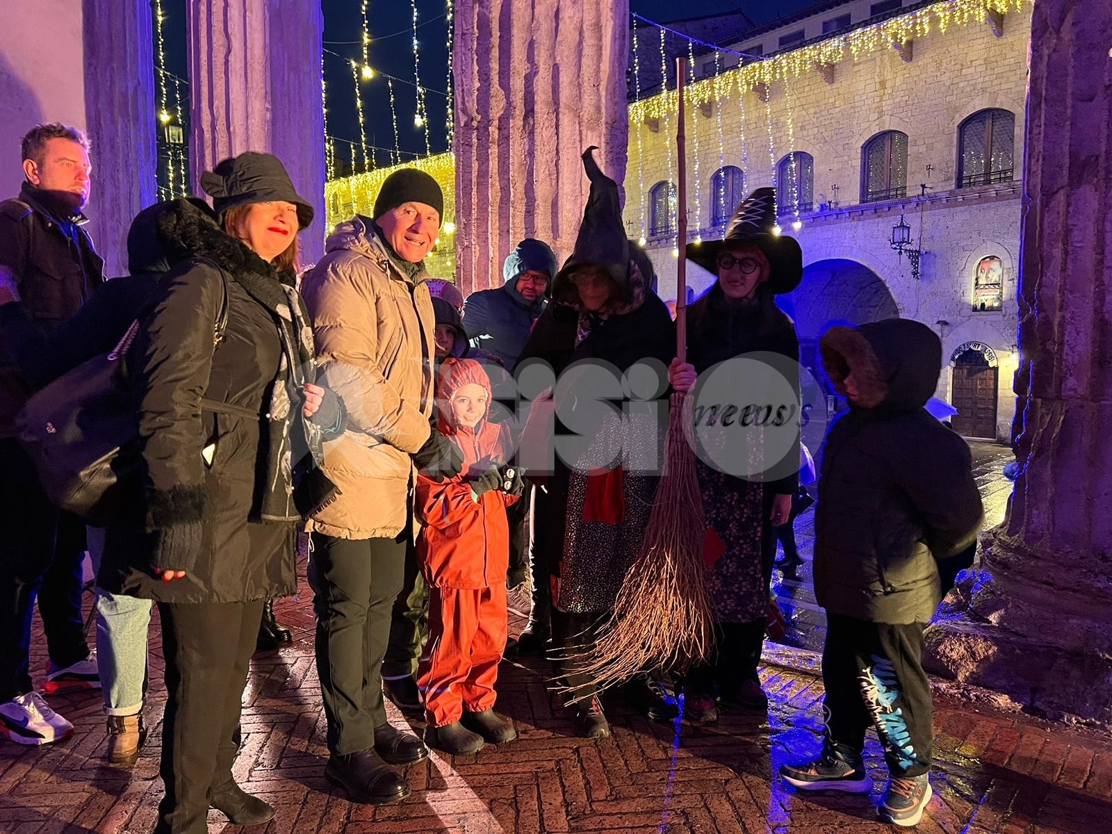 Il meteo avverso non ferma la Befana ad Assisi: le foto
