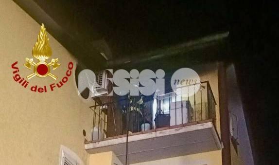 Incendio in una palazzina, un ferito