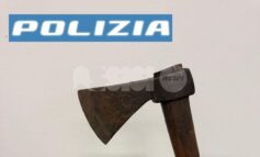 Diverbio tra giovani alla stazione finisce in rissa e spunta l'accetta: quattro denunce