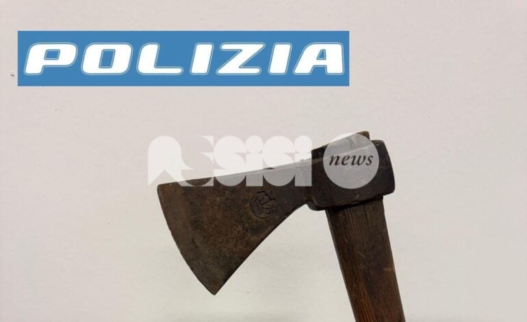 Diverbio tra giovani alla stazione finisce in rissa e spunta l’accetta: quattro denunce