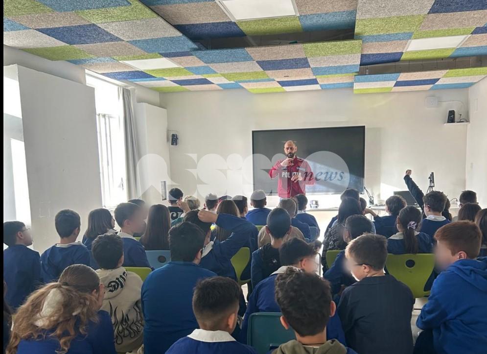 Gli studenti dell'istituto comprensivo Torgiano - Bettona a lezione di legalità con la Polizia di Stato