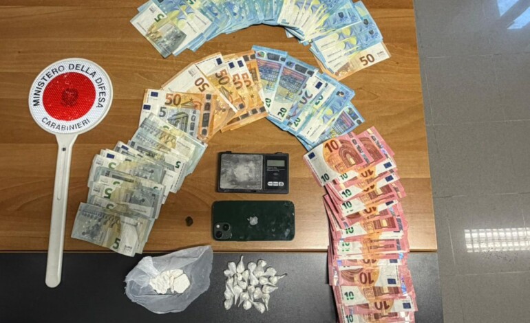 Bastia Umbra, 19enne sorpreso ha cocaina, hashish e soldi: arrestato
