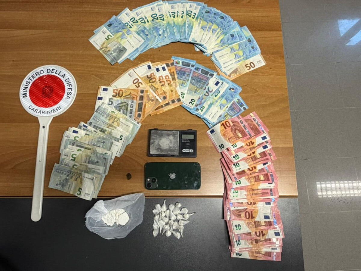 Bastia Umbra, 19enne sorpreso ha cocaina, hashish e soldi: arrestato