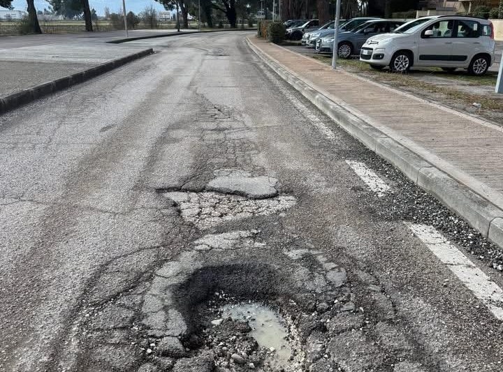Anche a Bastia "troppe buche e dissesto stradale": la denuncia di Forza Italia (foto)