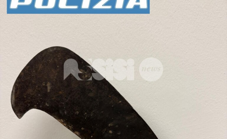 In auto con un’accetta e due taniche vuote di benzina: denunciato