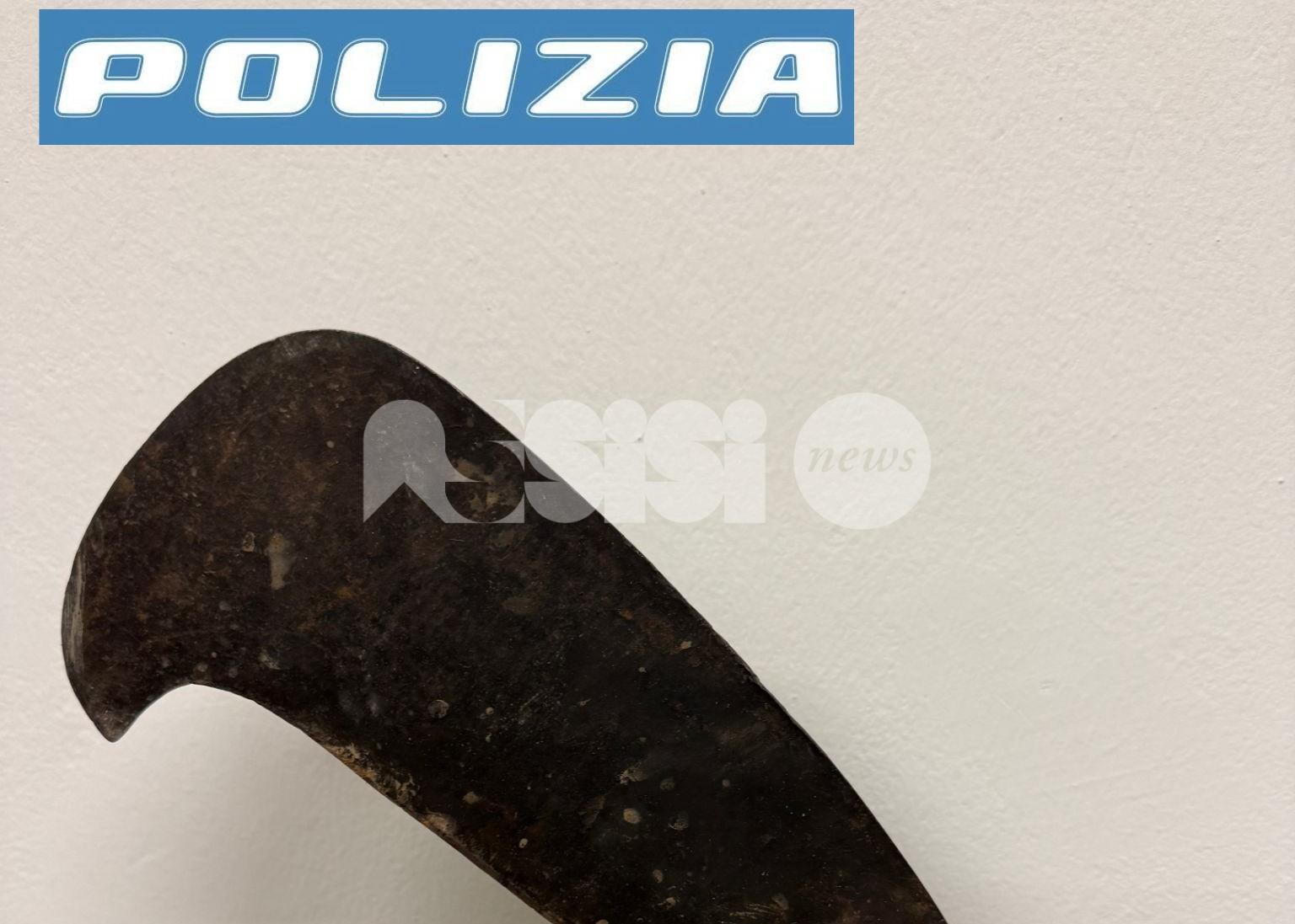 In auto con un'accetta e due taniche vuote di benzina: denunciato