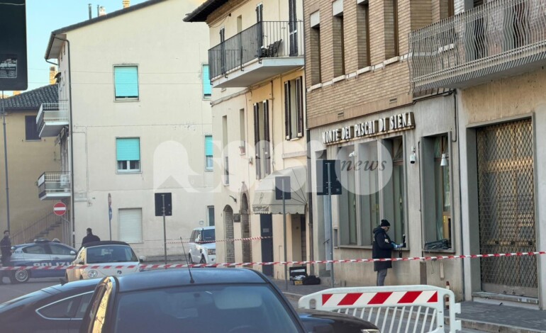 Santa Maria degli Angeli, assalto nella notte al bancomat del Monte dei Paschi: esplosione in pieno centro (foto)