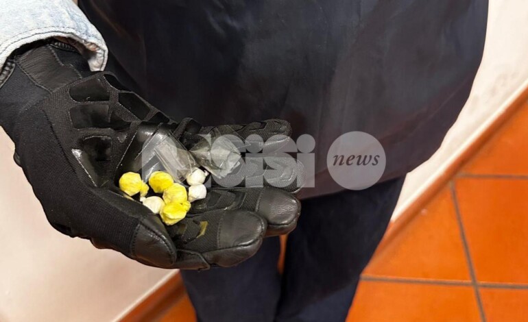Ventiseienne sorpreso con 6 grammi di cocaina e soldi: arrestato per spaccio