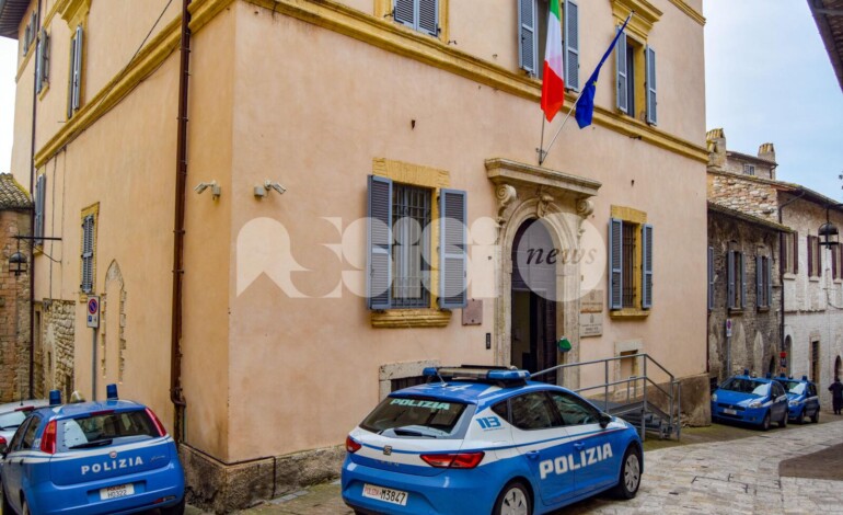 Sbanda con l’auto e finisce in una proprietà privata: denunciato 27enne