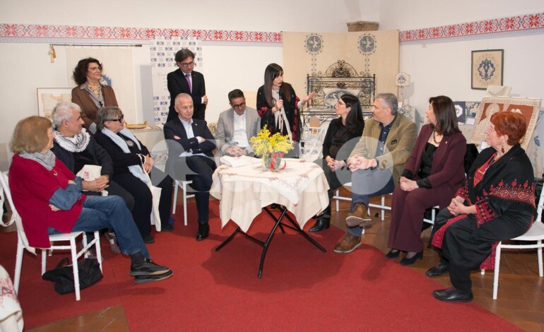 Inaugurata la mostra “Unite da un filo d’amore” che mette insieme Punto Assisi e Tatreez