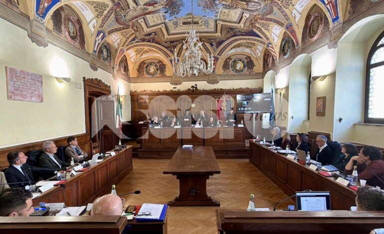 Assisi nella Zes e sostegno dei professionisti tecnici: rara unità ieri al consiglio comunale