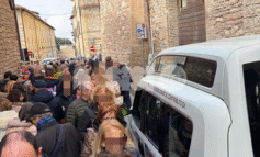Assisi, il comitato dei residenti del centro storico dopo il weekend di caos: "La città non diventi uno spartitraffico per i santuari"