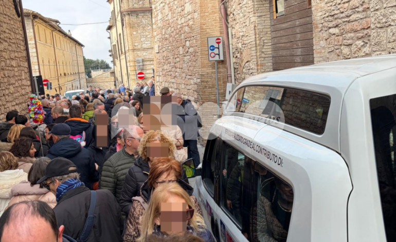Assisi, il comitato dei residenti del centro storico dopo il weekend di caos: “La città non diventi uno spartitraffico per i santuari”