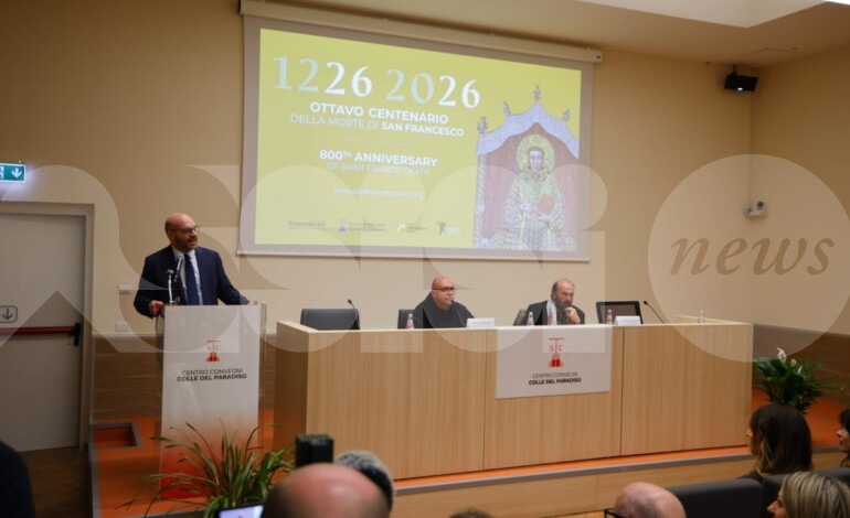 Anche le istituzioni italiane in visita alle spoglie mortali di San Francesco (foto)
