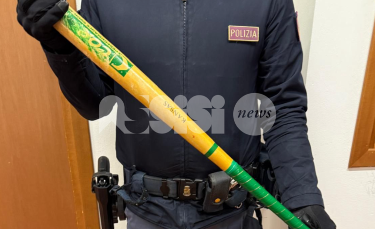 Ubriaco sfonda con la mazza da baseball la porta della camera da letto dei genitori: denunciato