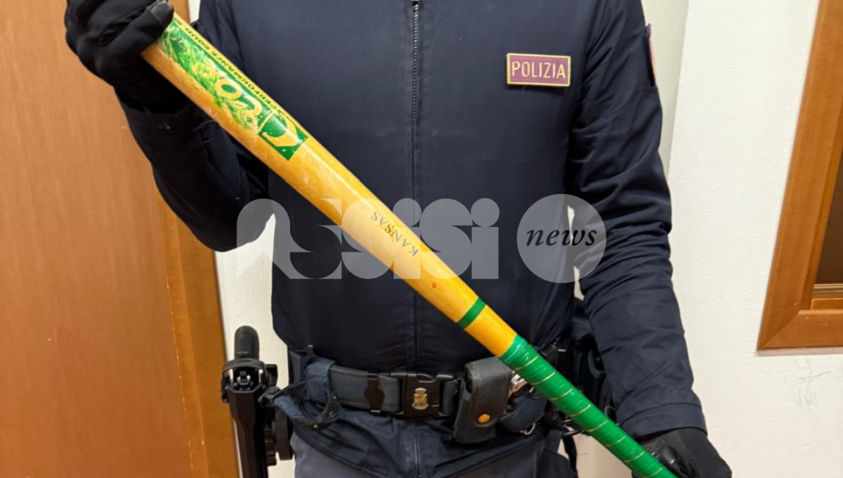 Ubriaco sfonda con la mazza da baseball la porta della camera da letto dei genitori: denunciato