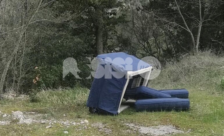 Rabbia e indignazione sul Monte Subasio per l’abbandono di un divano e di un cane morto (foto pixelata)