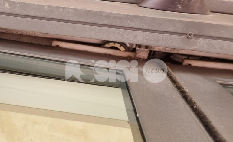 Tentato furto in pieno giorno: paura e rabbia al Bar I Portali di Santa Maria degli Angeli (foto)