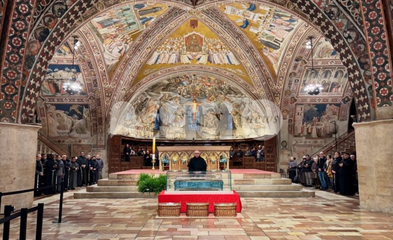 Ostensione, ultimo weekend prima della fine: stamattina deposte le preghiere dei fedeli vicino a San Francesco