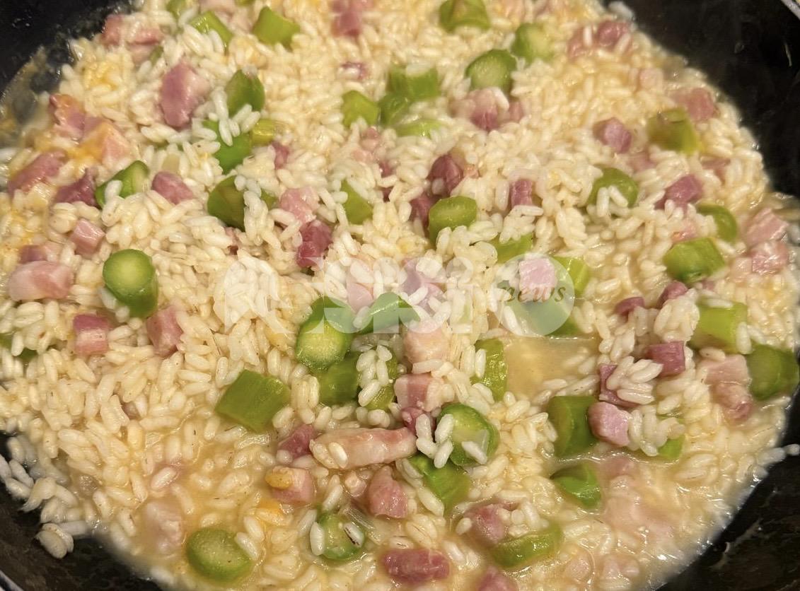 Risotto asparagi e pancetta, primo piatto di stagione: ricetta e preparazione