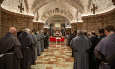 Ostensione, ieri sera nella chiesa inferiore il rito finale della reposizione (foto e video)