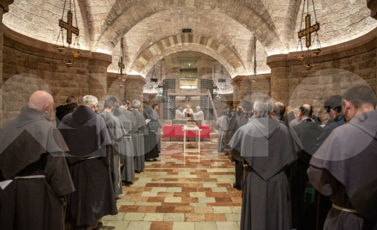 Ostensione, ieri sera nella chiesa inferiore il rito finale della reposizione (foto e video)