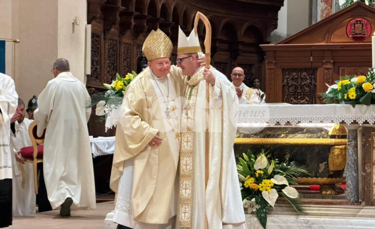 Monsignor Accrocca è vescovo di Assisi – Nocera Gualdo: “Sogno una chiesa di pace, facciamo esplodere la ‘bomba atomica francesco’” (foto e video)