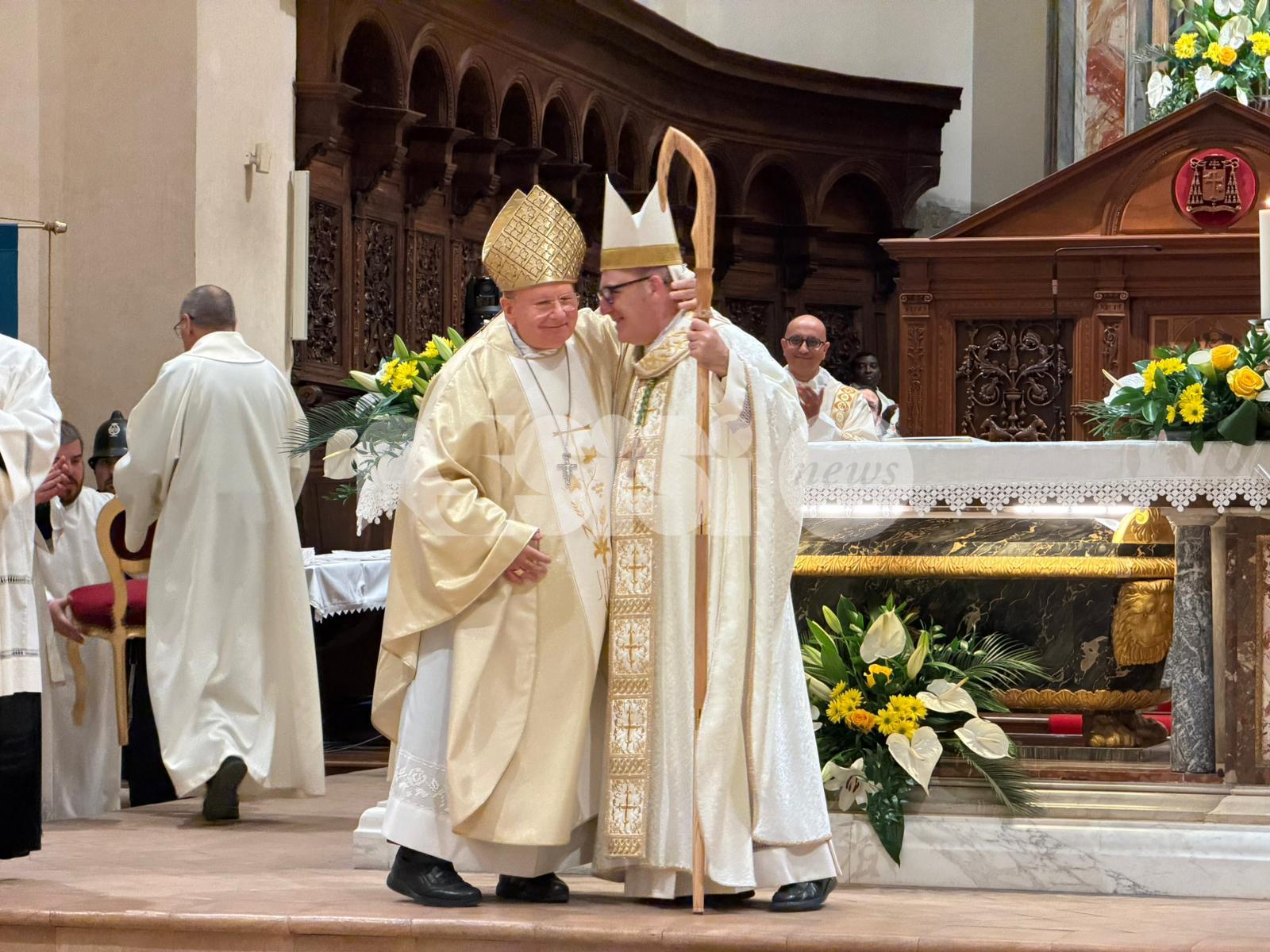 Monsignor Accrocca è vescovo di Assisi - Nocera Gualdo: "Sogno una chiesa di pace, facciamo esplodere la 'bomba atomica francesco'" (foto e video)