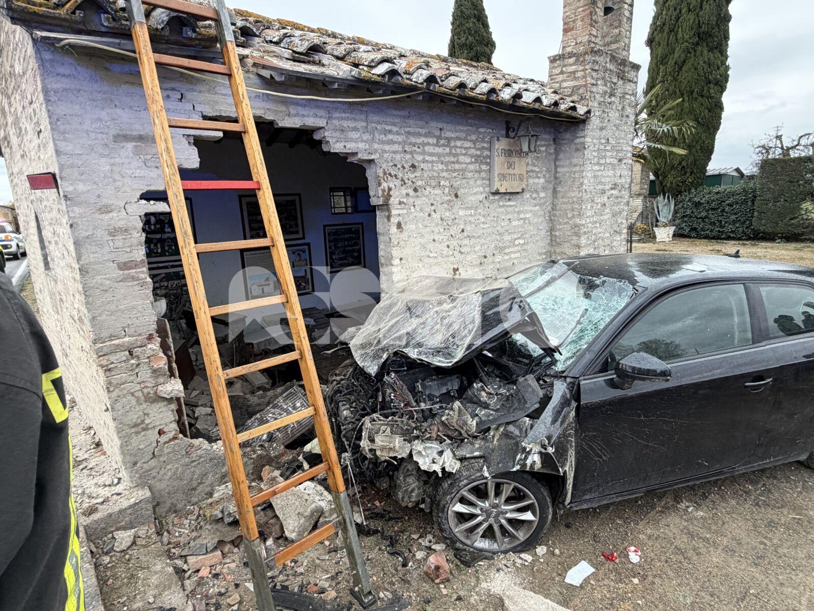 Schianto in via San Francescuccio de' Mietitori: semidistrutta la storica chiesina (foto+video)