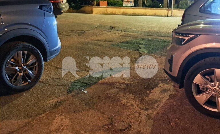 Parcheggio selvaggio a Matteotti, la sera di Pasqua “intrappolati” cittadini e turisti