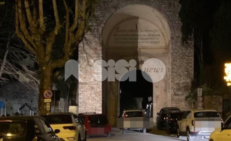 Mancano i parcheggi? No problem, si posteggia anche in mezzo la strada