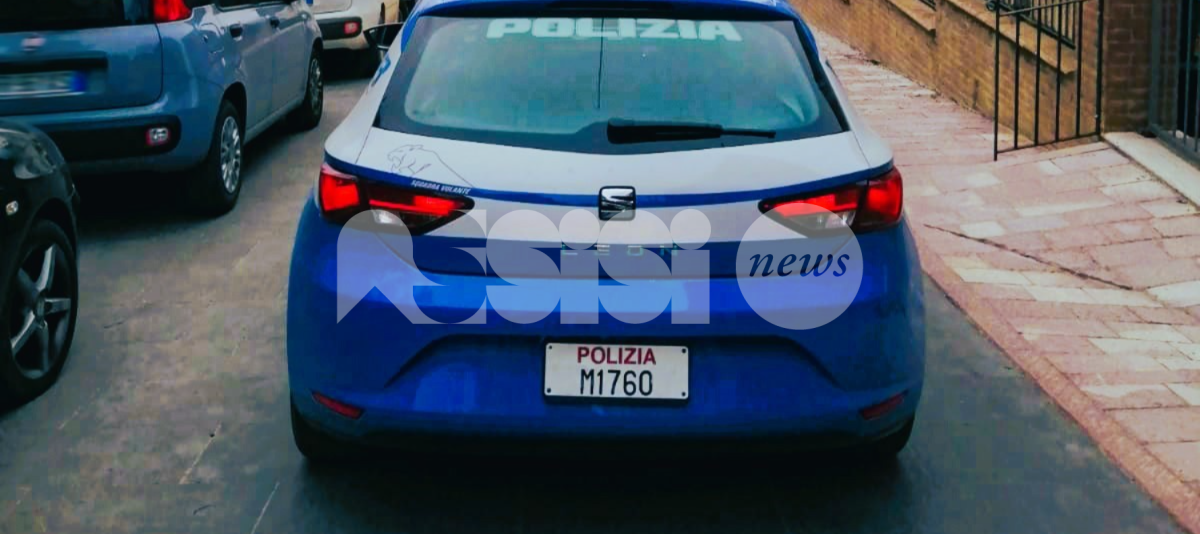 Minacce e calci agli agenti intervenuti per difendere la famiglia: 40enne arrestato e denunciato