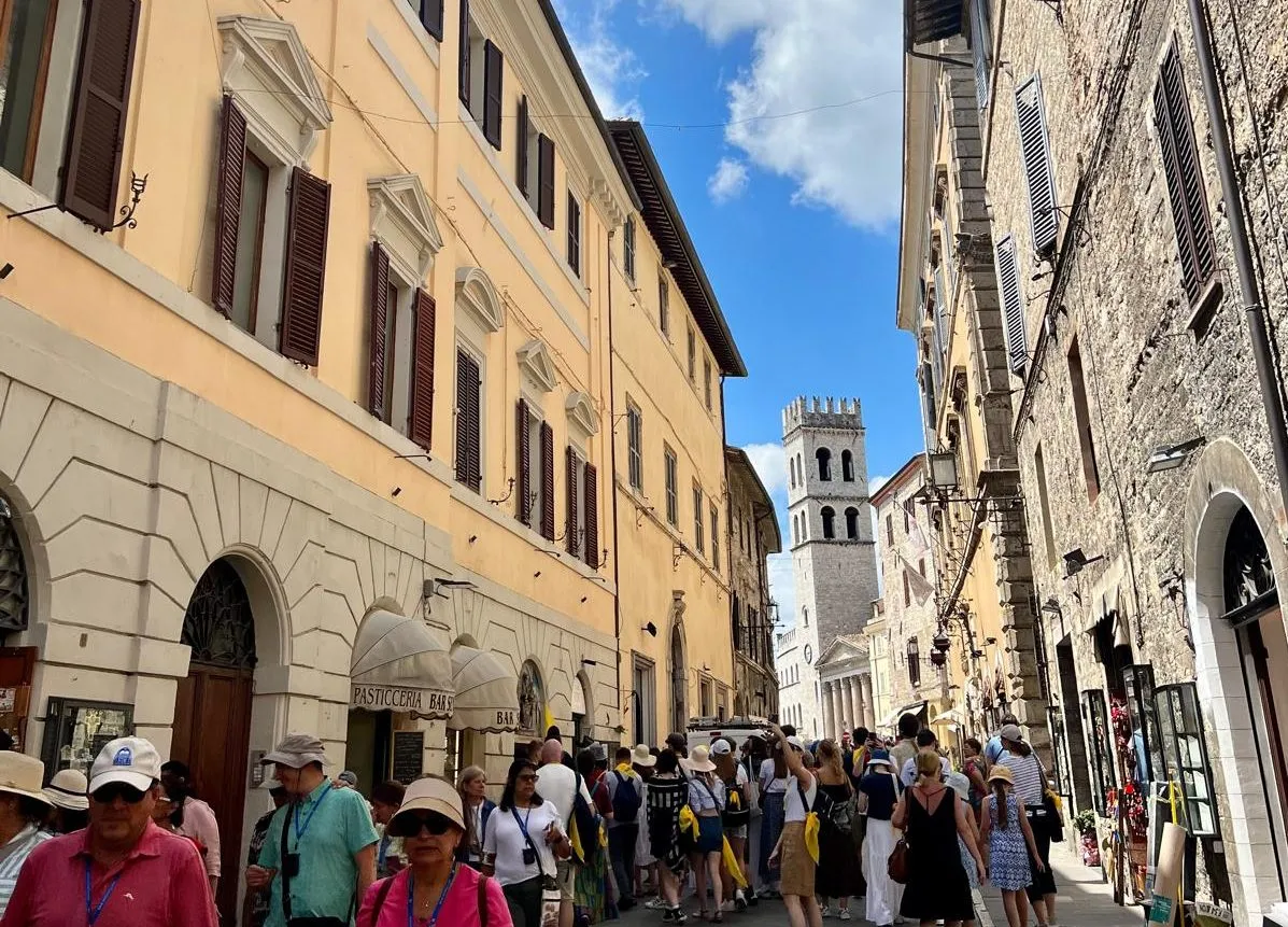 Assisi al centro 'bacchetta' il Comune sul programma estivo: "Non si può presentare ad aprile"