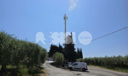 Antenna al cimitero di Palazzo, FdI Assisi chiede di sospendere la votazione: “Ignorato il dovere di informare i cittadini”