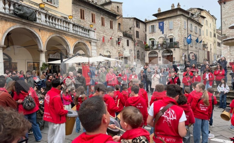 La Magnifica Parte de Sotto in festa dopo la vittoria al Calendimaggio 2026 (foto)