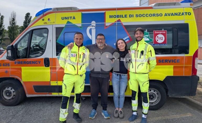 Bimbo rimane chiuso in auto davanti al Pronto Soccorso di Branca: a soccorrerlo anche il consigliere Bastianini